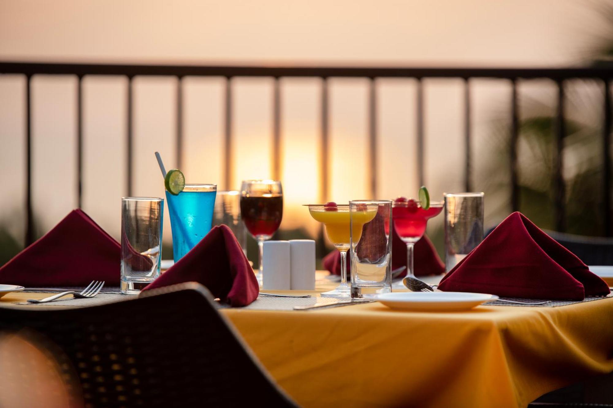 Seashell Suites And Villas- Candolim Goa Bagian luar foto