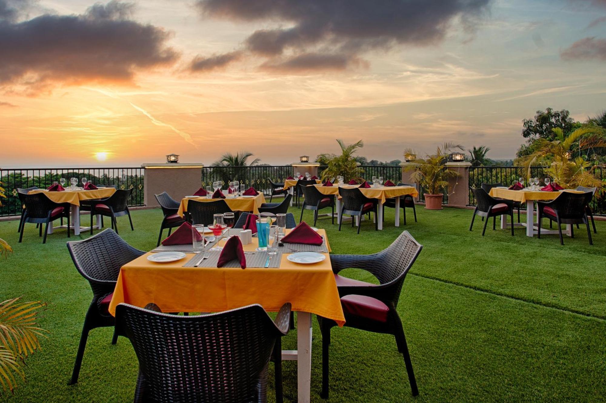 Seashell Suites And Villas- Candolim Goa Bagian luar foto
